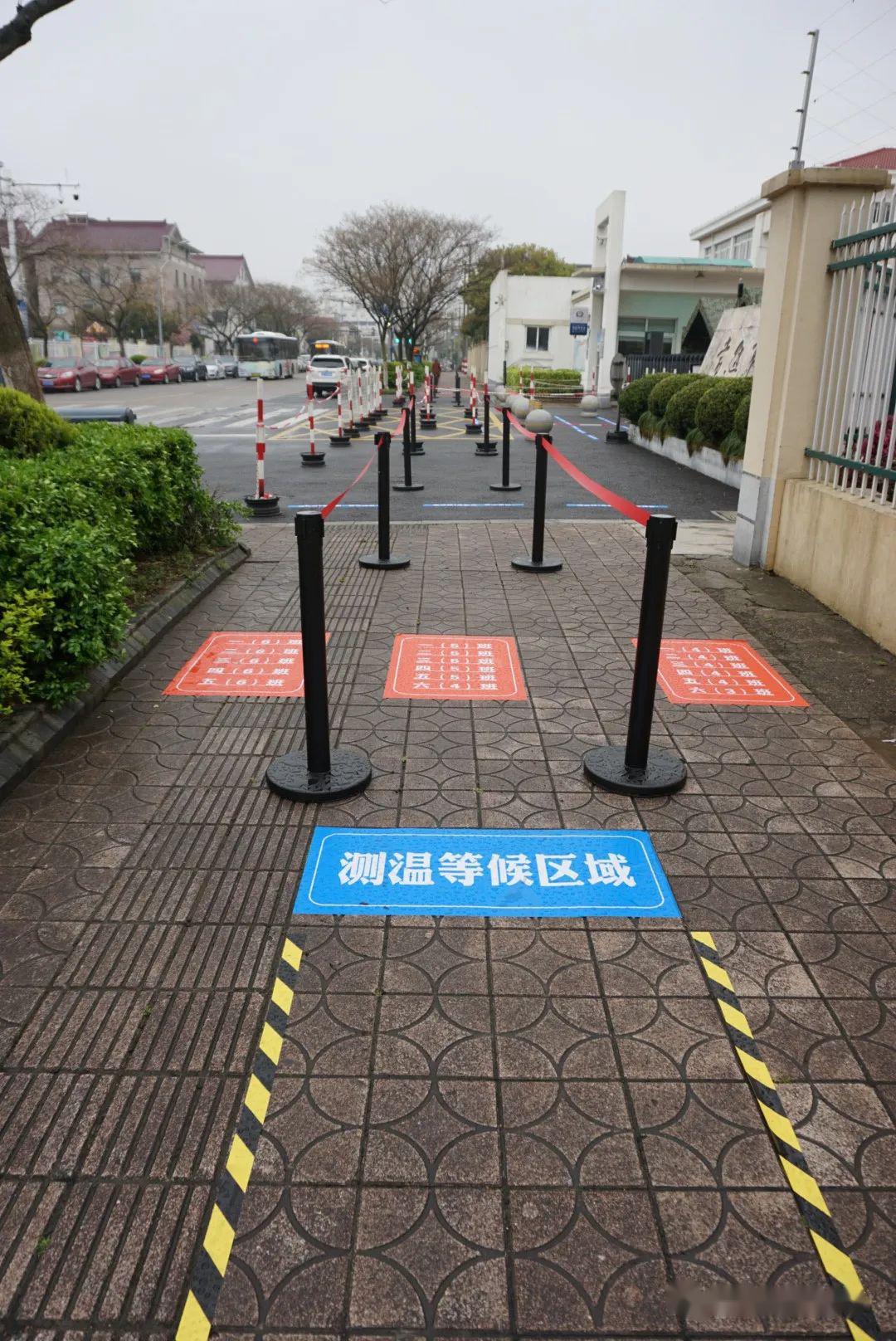了解了学校晨检流程,实地考察了测温区,测温等候区