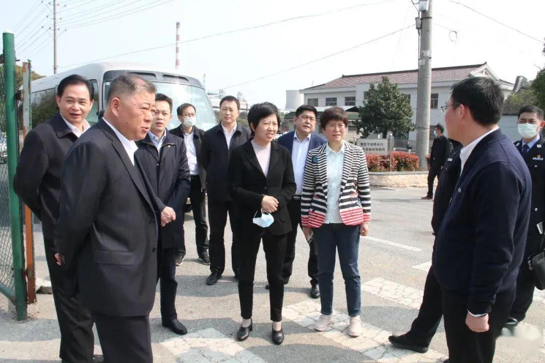 杜荣良指出,常州有序开放室外墓地现场祭扫活动,并创新使用网上预约的