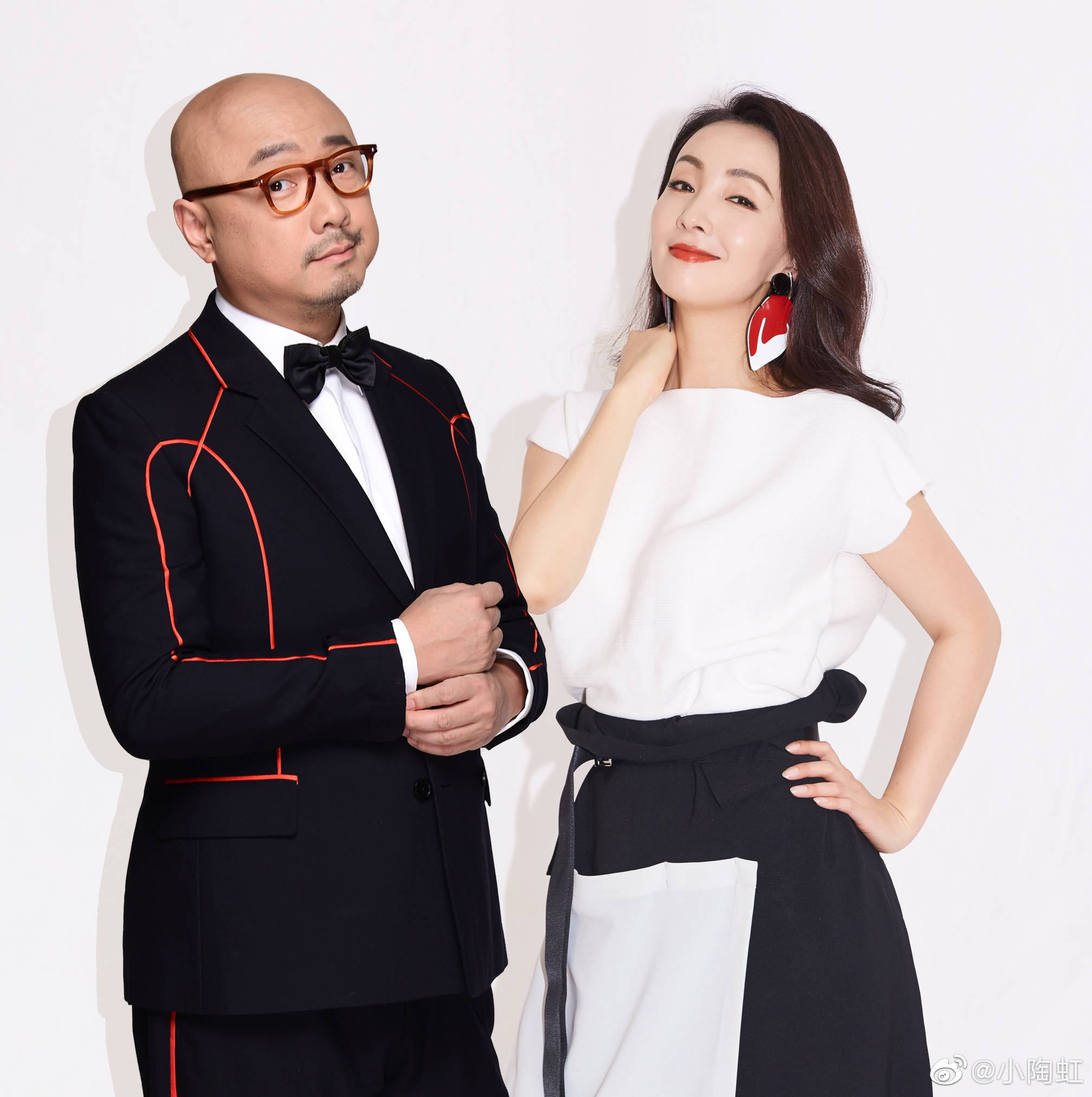 原创小陶虹晒徐峥视角母女俩搂肩背影超有爱12岁女儿身高赶超妈妈