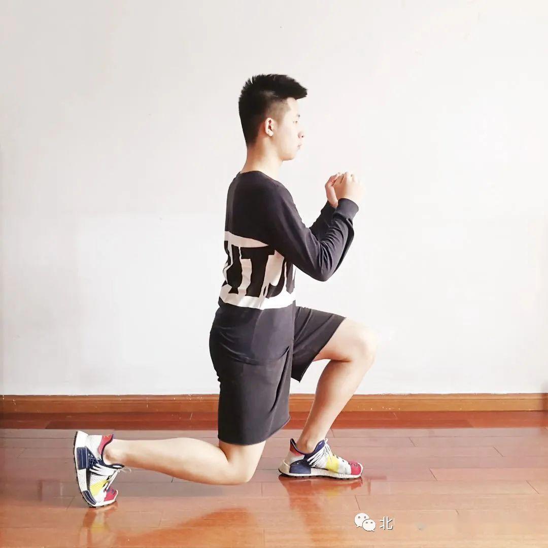 蹲和弓步跳练习一素质练习正式训练之前,进行3-5分钟准备活动,如原地