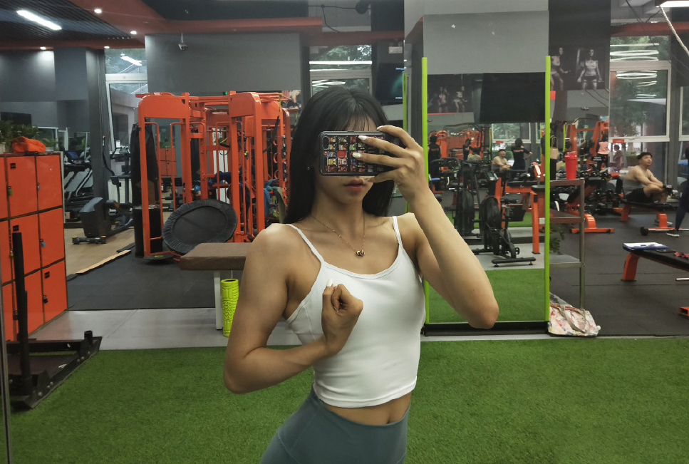 舞法天女的亚曼长大了如今18岁是健身模特肱二头肌好大