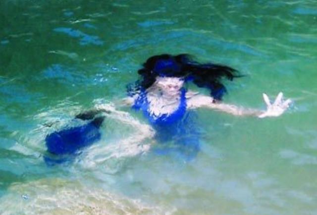 少女游泳溺水图片