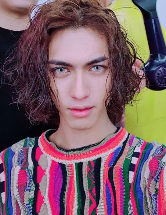 这位油管上别名drum尊,真名韩僖宰的鼓手,在被公司冷藏之后,开了一个