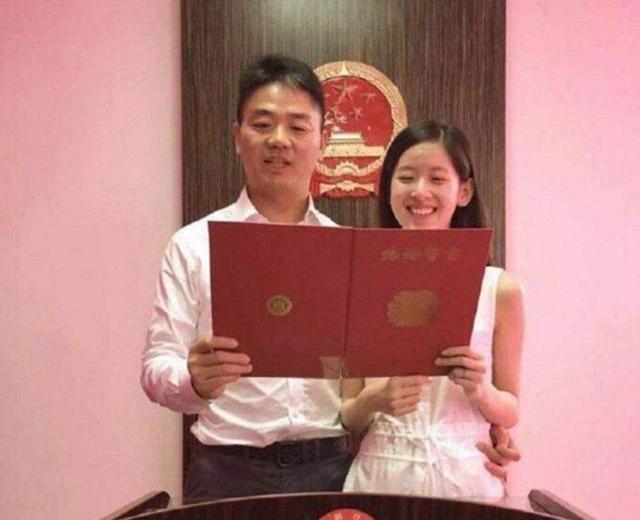 刘强东的前妻实力强大,连“奶茶妹妹”章泽天都要给甘拜下风_龚晓京