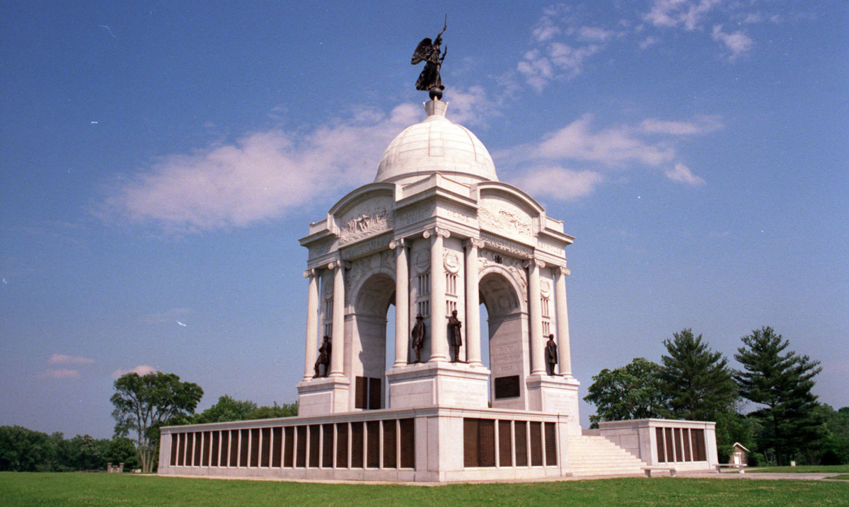 宾夕法尼亚州纪念碑是葛底斯堡战场上最大的纪念碑,纪念成千上万在