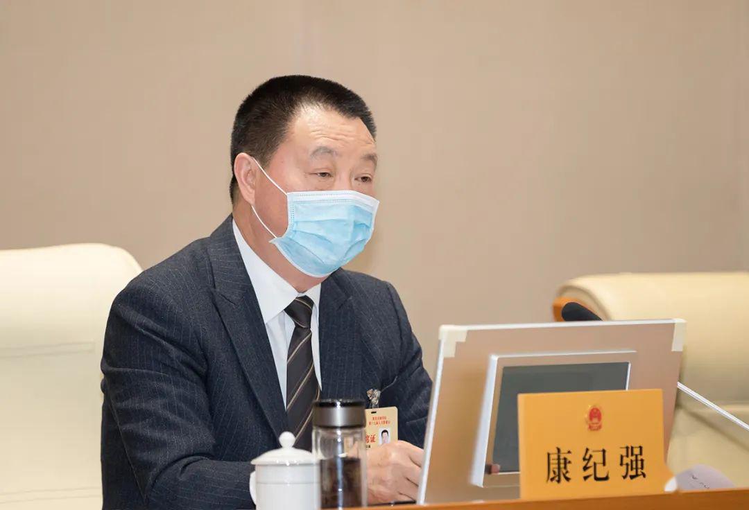 3月26日,区人大常委会主任康纪强主持召开区十七届人大常委会第二十八