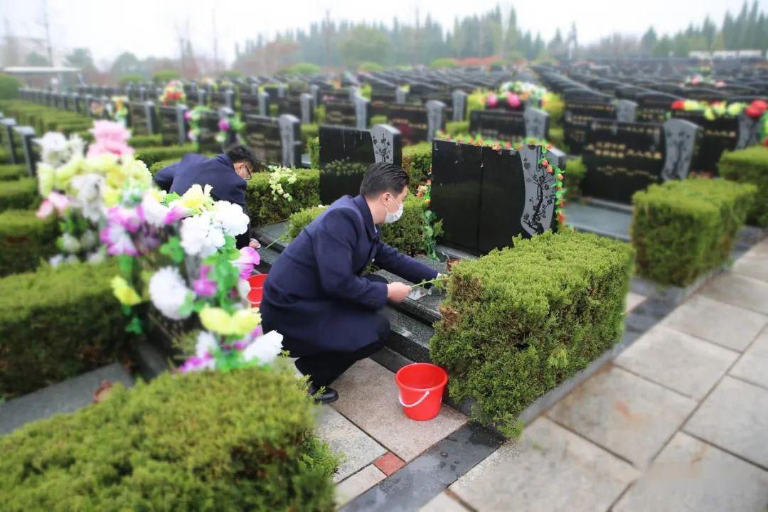 敬献花篮,送上缅怀之情↑·徐州市第二公墓徐州市第二公墓全体礼仪