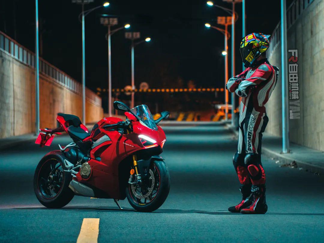 艺术品与镜头的碰撞,杜卡迪panigale v4 s实拍壁纸奉上丨视界