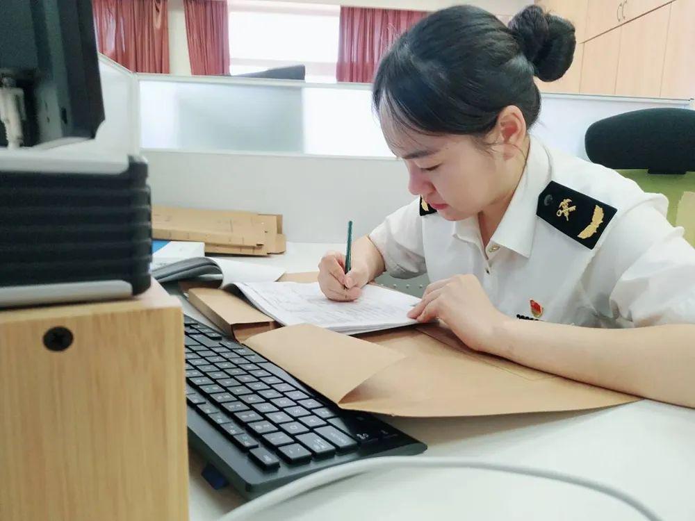 早早锁定上海海关稽查审计岗位,"我一直有点赤子情怀,也有点制服情结