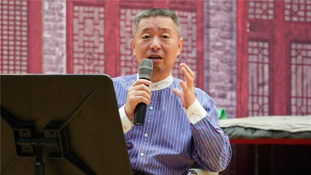 众所周知,这部电视剧是由修"青藏线"的真实故事改编而成,而张千一却又