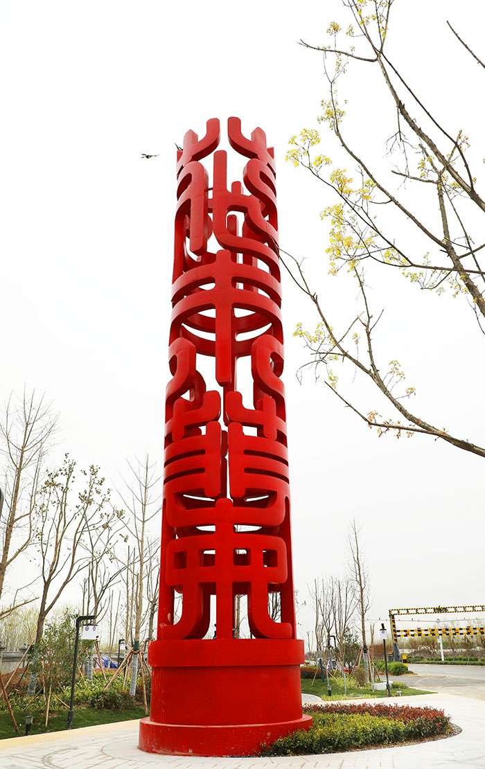 雕塑主体形象突出,寓意深刻,在造型上融入木兰文化元素,创作灵感源于