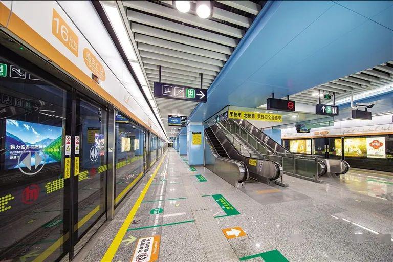 农林大学站位于科技大道与武肃街交叉口,沿科技大道东西向布置,临近