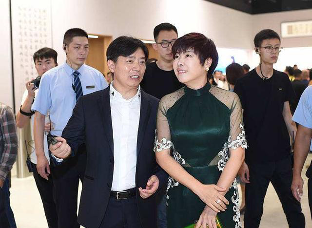 从万人追捧的国学大师到被北大学子当众轰下台于丹到底怎么了