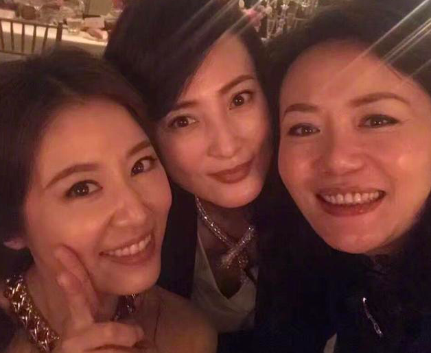 蒋勤勤昔日和林心如打招呼陈建斌老婆站c位脸型小巧精致很抢眼