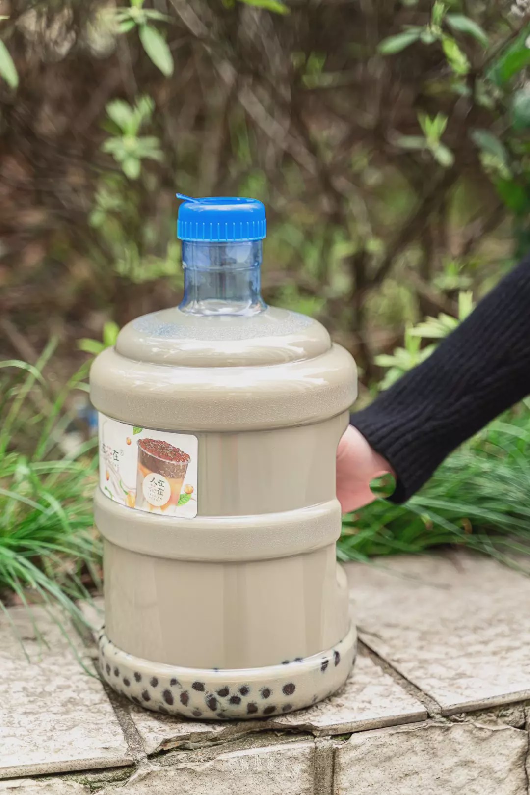 那一定要提到刷爆朋友圈的5l奶茶桶,甚至连小资君所在小区的居委会