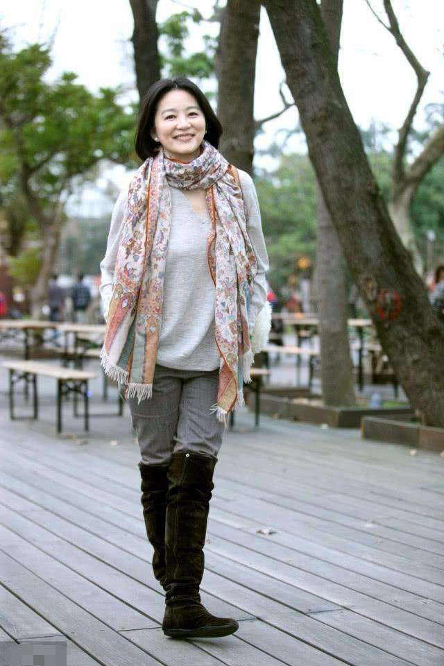 原创林青霞老了一样优雅穿格纹裙高贵大方笑出皱纹也漂亮