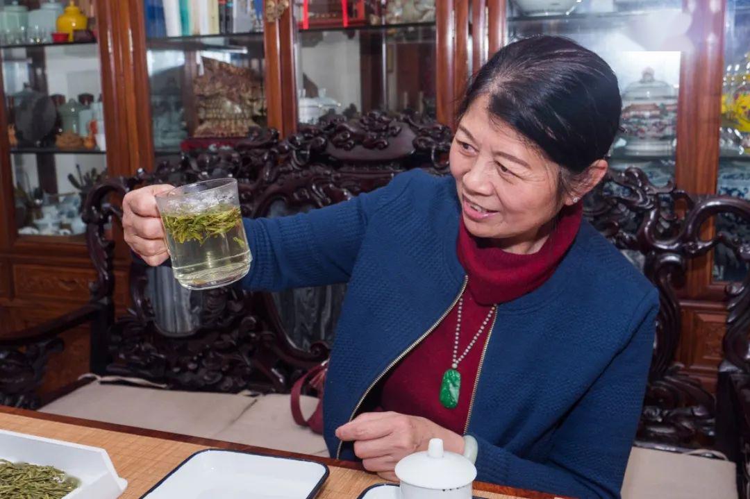 西湖龙井茶专家,教授级高工,国家一级评茶师沈红在看到倒出的茶样时