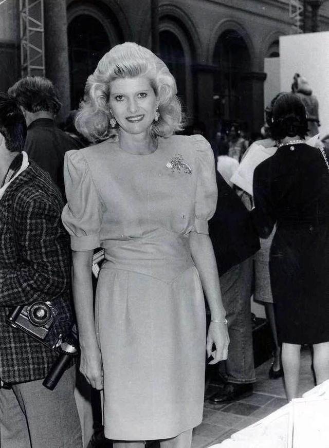 卡背后的女人不简单,71岁穿薄纱一脸皱纹,怀抱小男友不尴尬_伊凡娜