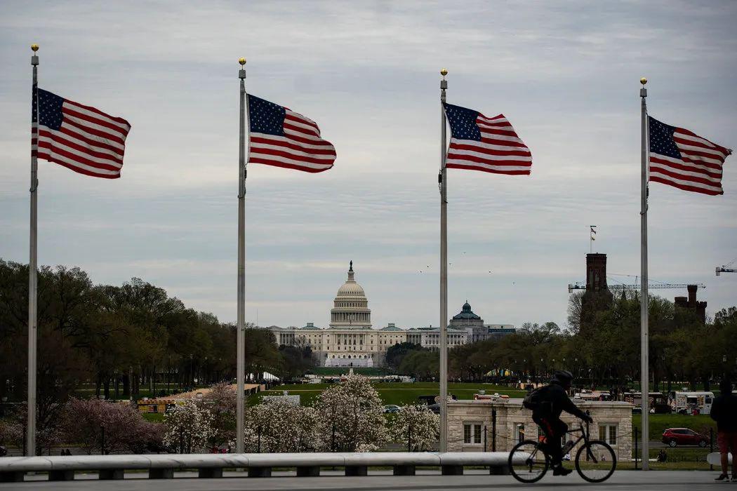 由于目前疫情主要暴发的各州如纽约州,加州,华盛顿州基本上都是民主党