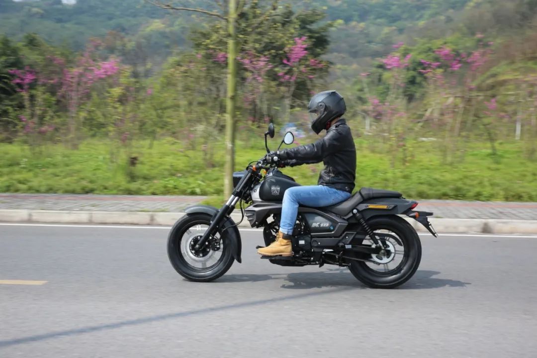 且脚踏与车身平行,长时间骑行不累,在人机工程学方面,k19的表现超出