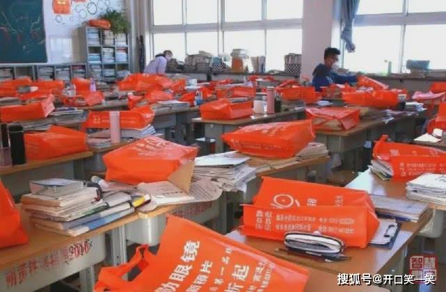 疫情挡不住学习的温情,大爱肃宁一中"送书到家" 教师变身"快递员"