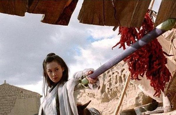 夕阳武士搂着紫霞仙子,在城墙上看着渐渐走远的孙悟空说:"你看那个人