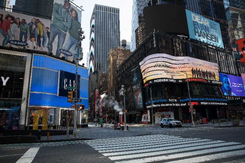 疫情重创纽约,曼哈顿变"空城":街上人迹罕见,冷冷清清