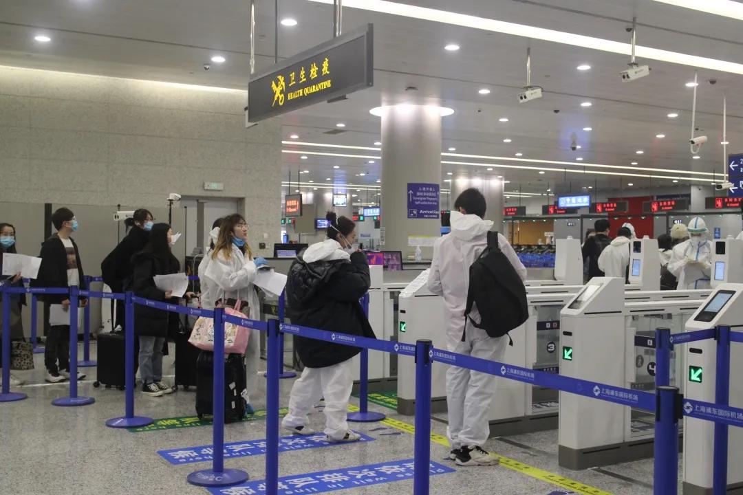 疫情输入第一道防线如何守住?小布直击浦东机场海关守护国门第一现场