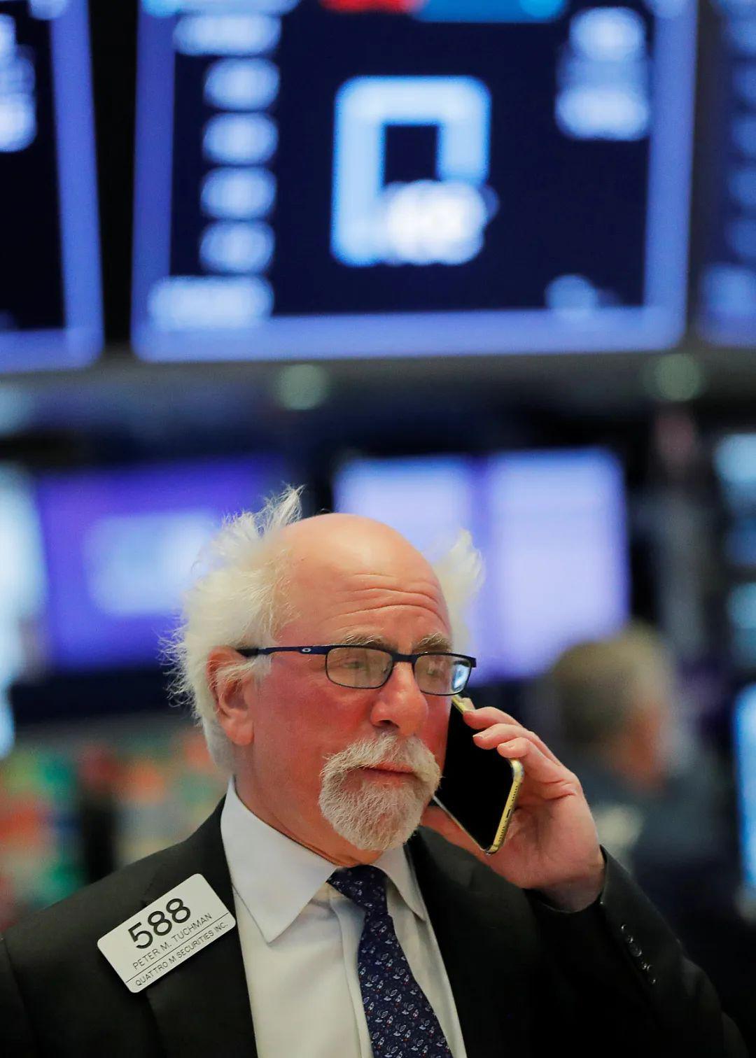 主页上,他最新一条向网友道早安的动态,也打上了"隔离"(quarantined)