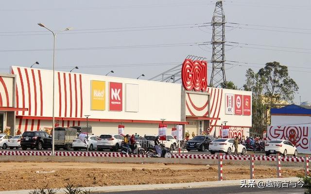 越南疫情紧张下广义省一大超市开业酬宾导致大量人口聚集