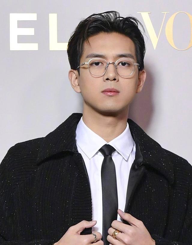 盘点男明星的"眼镜杀",堪称换脸!谁才是真正的"斯文败类"?