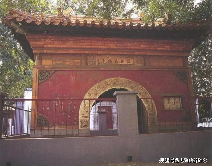 民国初年的畅春园遗址(图中两座山门即为恩慕寺山门和恩佑寺山门)