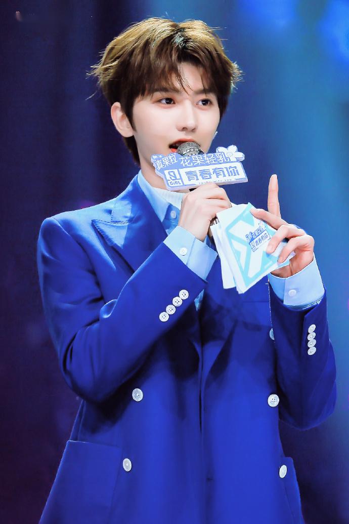 青你2蔡徐坤被迫营业可爱值爆表金句频出展现迷人魅力