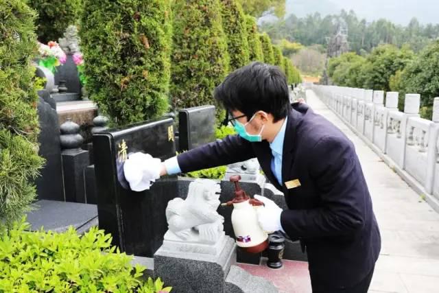 小七鲜生从福建圣泉陵园有限公司了解到,清明节期间,陵园会免费对墓碑