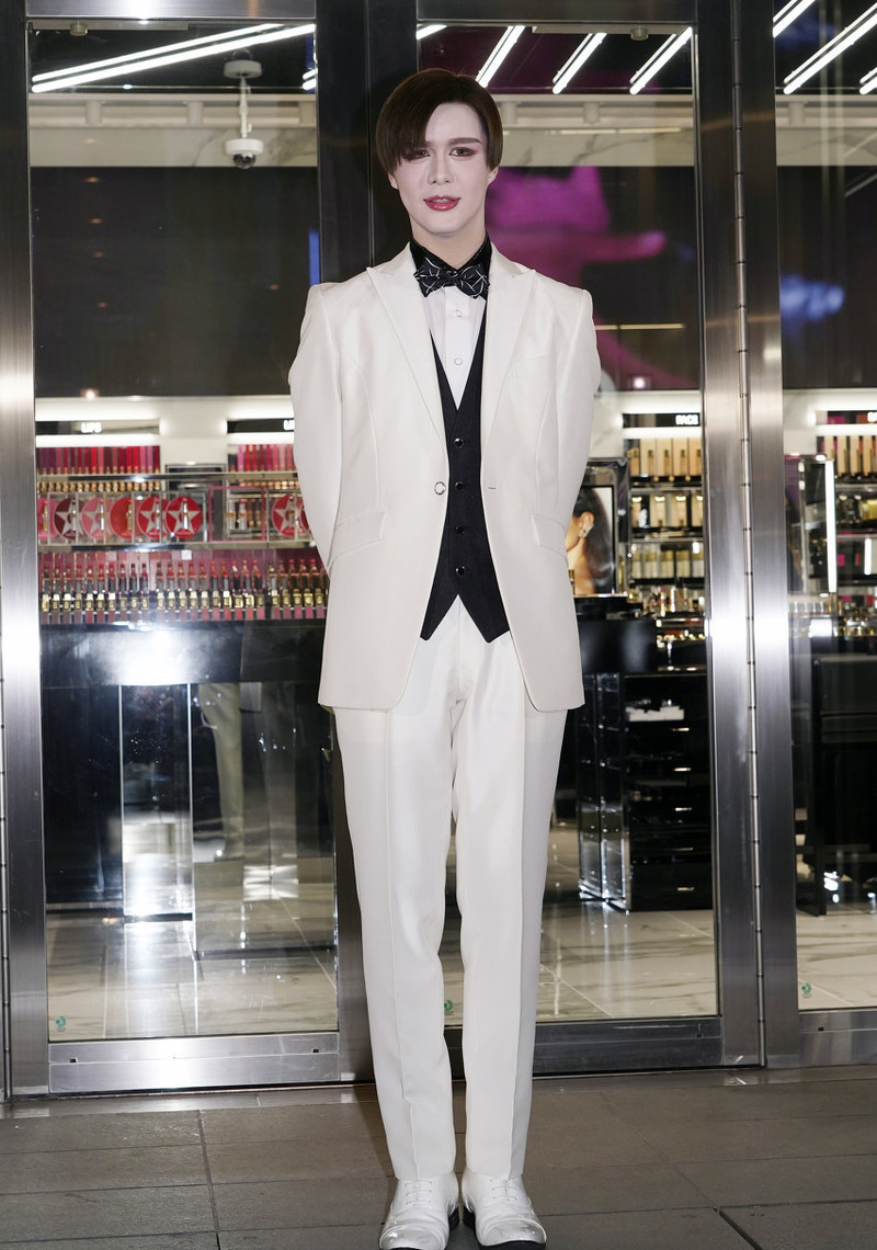 日本星二代matt真会保养绅士西装偏分发好似芭比男娃