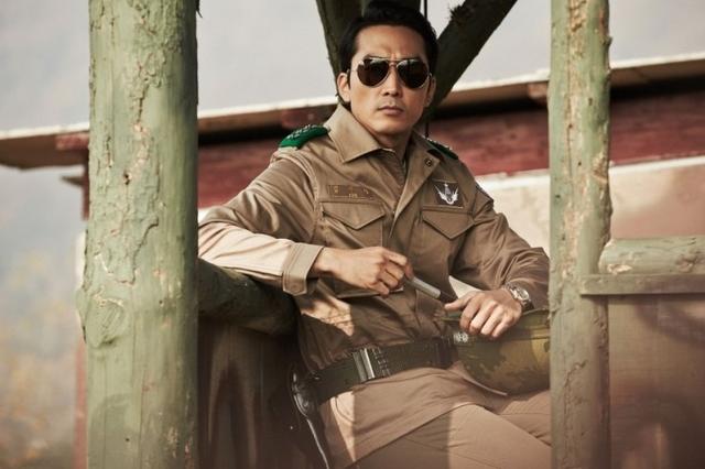 在《人间中毒》里,宋承宪欧巴不仅展现了高超的演技,在里面的军服造型