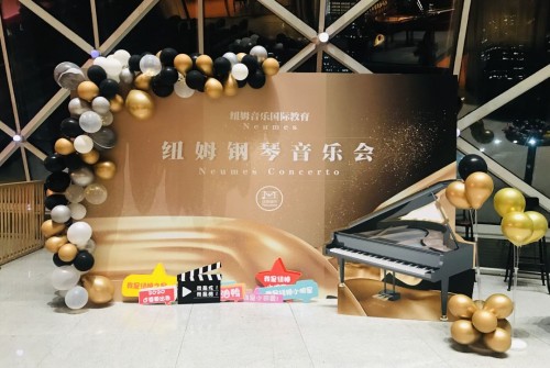 会于1月14日晚20:00在深圳音乐厅一楼斯坦威琴行花园举行,现场布置与