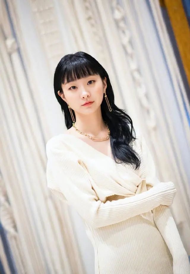 原创金多美写真造型曝光!一身杏色连衣裙温婉恬静,圆圆脸蛋超级可爱