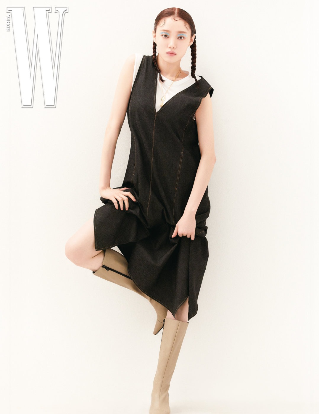 眼皮两条蓝色粗眼影,李圣经登wkorea四月刊,头发勒紧得好疼!