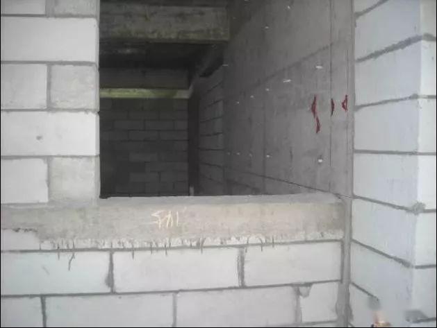 标准做法:外窗窗台设置压顶且不得后浇,并伸入墙体两侧200mm.
