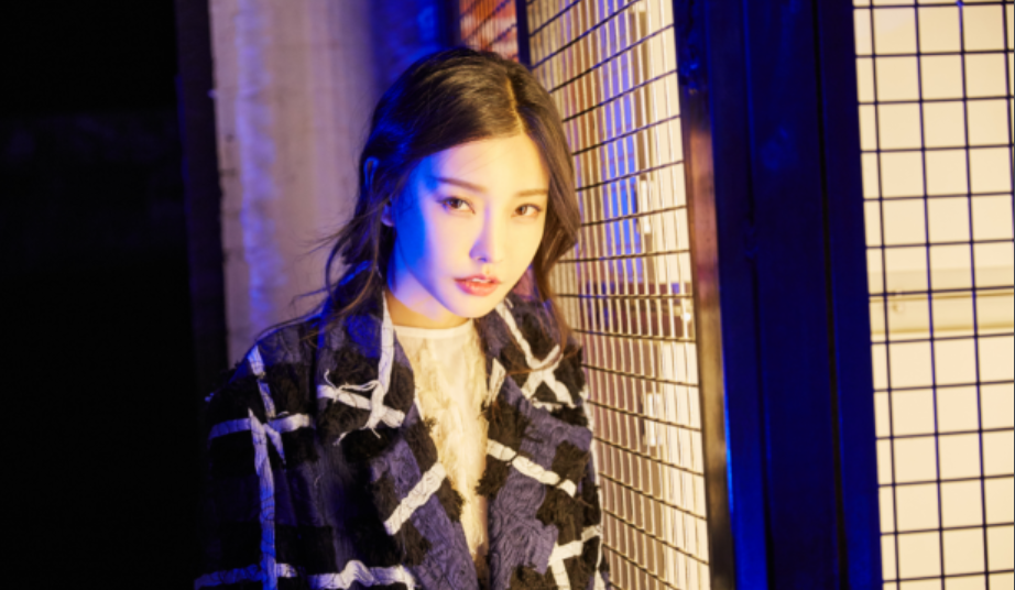 大二时被星探发掘,签约皇朝,2年跻身影帝圈,童菲一路开外挂