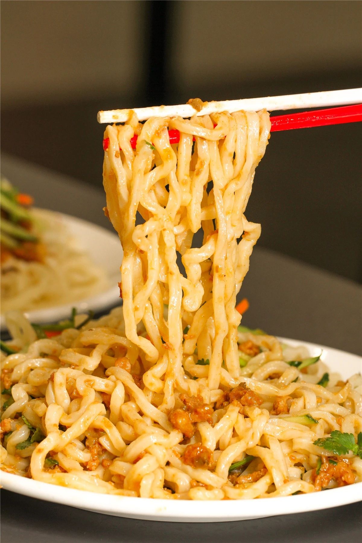 吃上一口,面条劲道爽滑伴着浓郁的肉香,肉眼可见的肉沫增加了口感层次