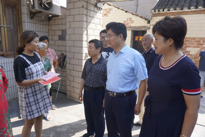 如皋市慈善会理事长石耀一行,来到家住如城街道新官村5组,父亲28岁就