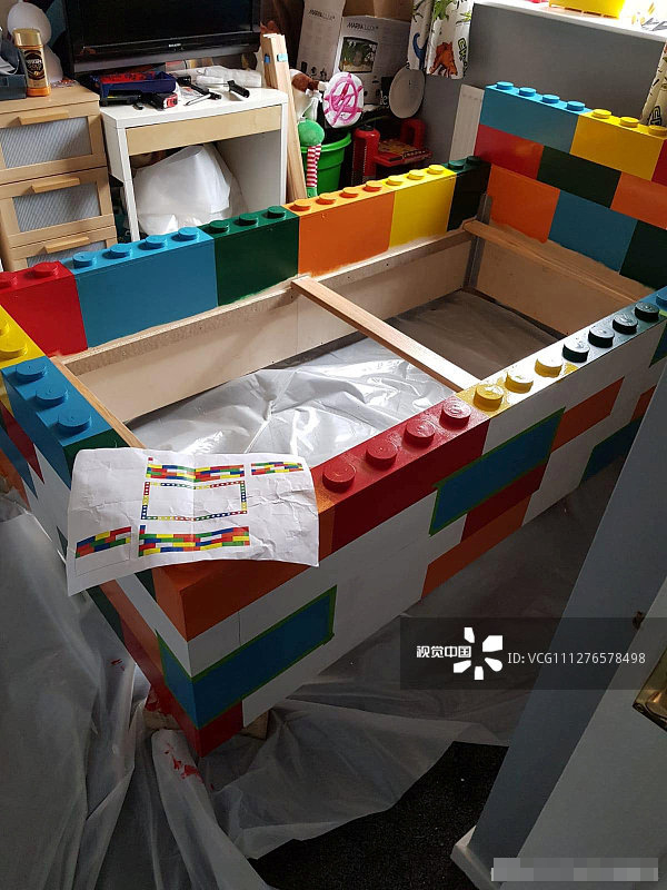 父子合力diy"乐高床" 儿子给木床上色不亦乐乎