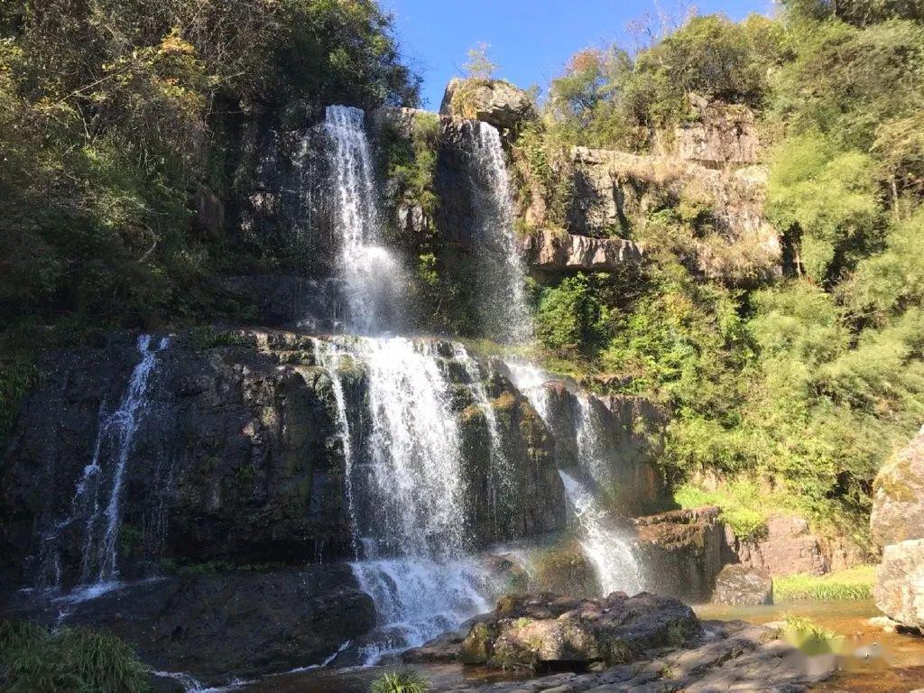 景區內還有水庫,瀑布,竹海,雲海,風電,映山紅,小河流,原始植物等旅遊