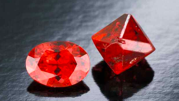 珠宝设计制作匠人讲解英王冠上的黑王子红宝石其实是假的红宝石