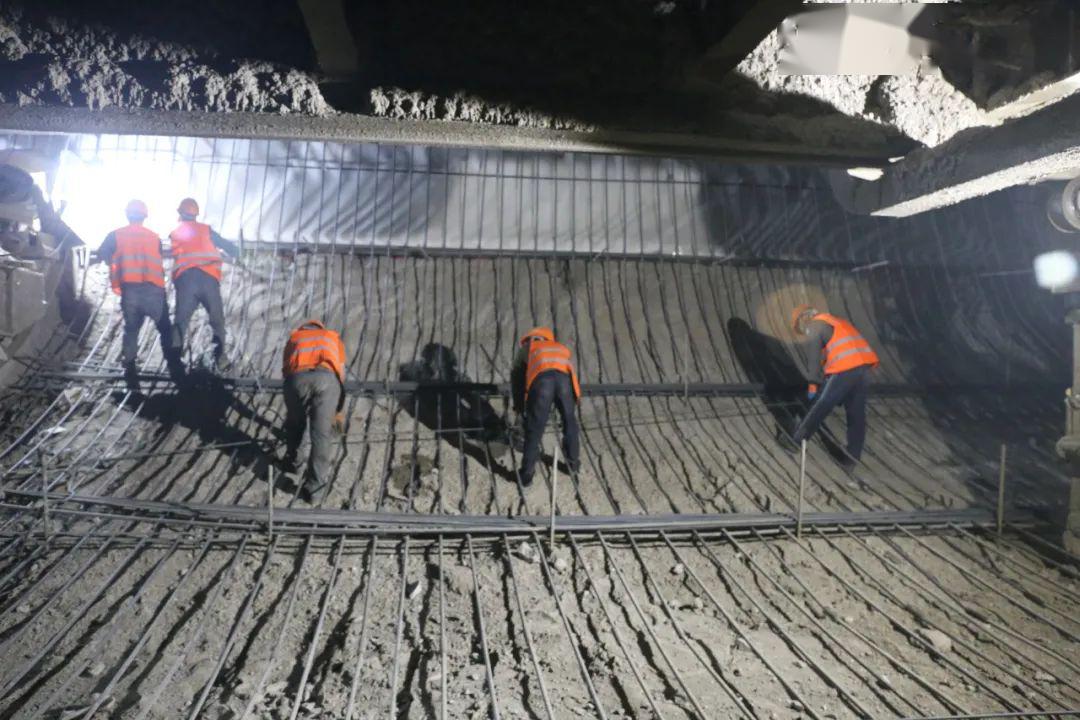 七星峰隧道施工现场工人正在进行仰拱钢筋绑扎