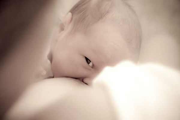 晒晒宝宝喝母乳的照片图片