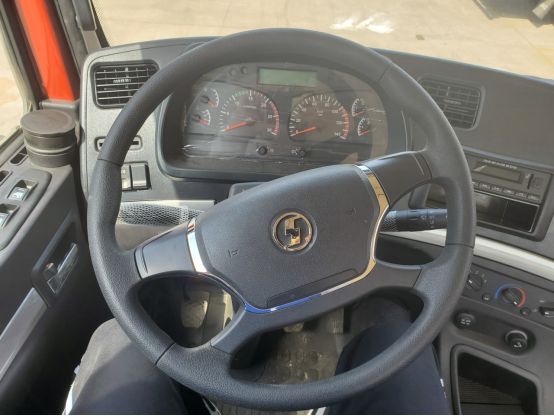 轩德x3也不例外,由于是套用了陕汽德龙m3000的驾驶室总成,所以在内饰