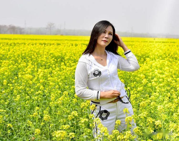 河津小梁乡美女干部代言千亩最美油菜花,美翻了!
